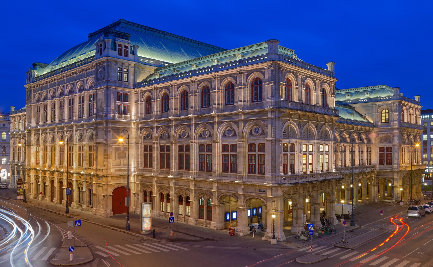 Bečka državna opera osvetljena u plavom sumraku